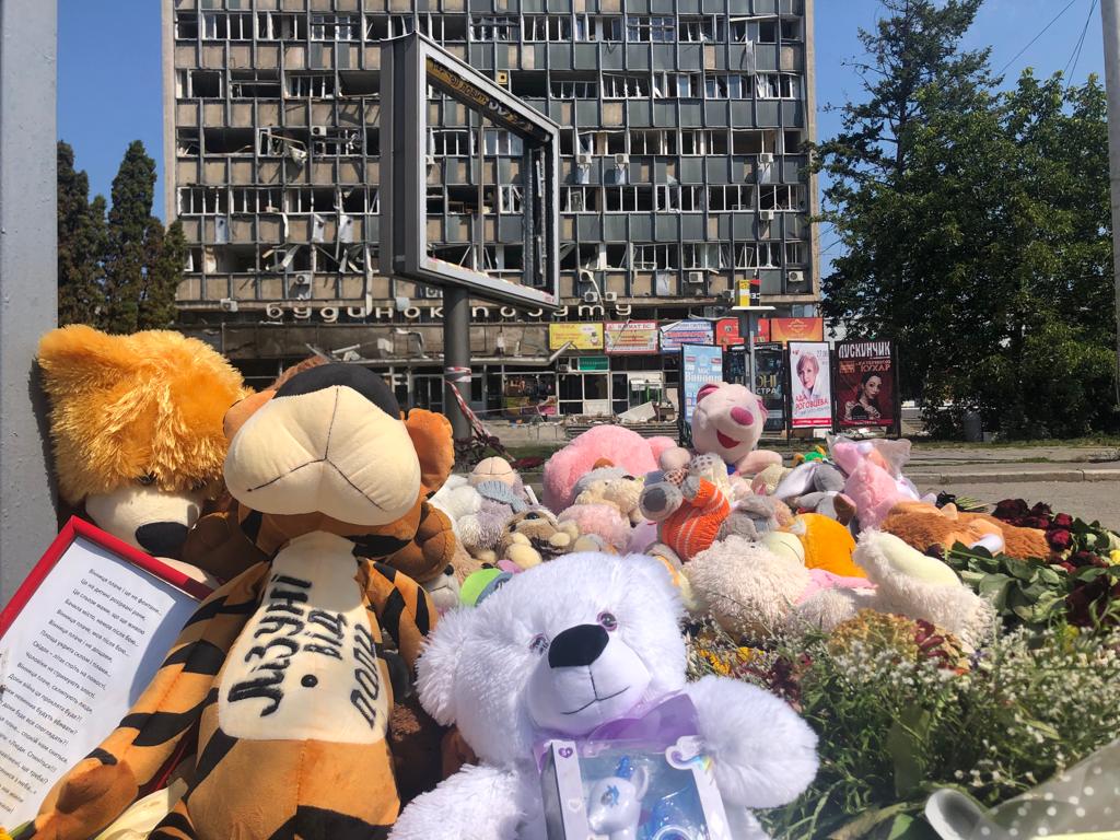 Un mémorial de fortune sur le site d'une attaque meurtrière à la roquette russe à Vinnytsia, en Ukraine, en juillet 2022. (Crédit : Lazar Berman/The Times of Israel)