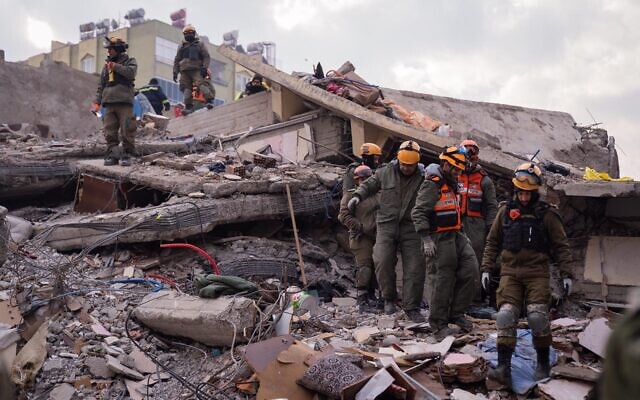 Photo d'illustration : Des équipes de recherche et de sauvetage de Tsahal travaillant pour trouver des survivants après un tremblement de terre en Turquie, le 10 février 2023. (Crédit : Armée israélienne)