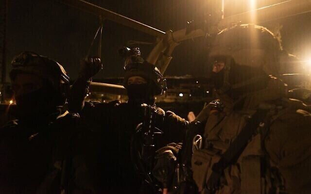 Photo d'illustration : Des soldats israéliens interviennent en Cisjordanie, tôt le 12 février 2023. (Crédit : Armée israélienne)