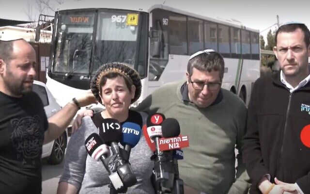 Esti Yaniv, au centre gauche, et son époux Shalom, au centre à droite, parlent de la mort de leurs deux fils aînés dans un attentat terroriste à Huwara au site Ynet, le 27 février 2023. (Capture d'écran : Ynet. Used in accordance with Clause 27a of the Copyright Law)