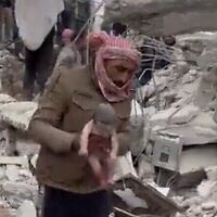 Un nouveau-né sauvé des décombres après un tremblement de terre en Syrie, le 7 février 2023. (Crédit : Twitter)