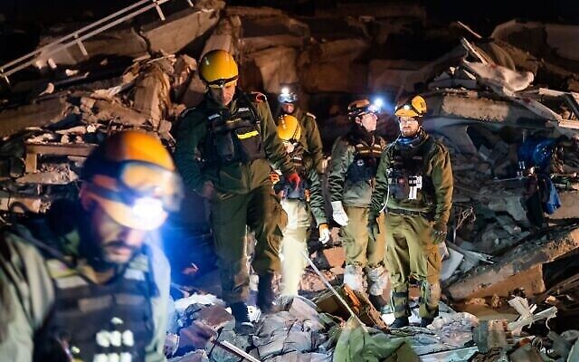 Des équipes de recherche et de secours de Tsahal sont déployées pour retrouver des survivants après le tremblement de terre en Turquie, le 7 février 2023. (Crédit : Armée israélienne)