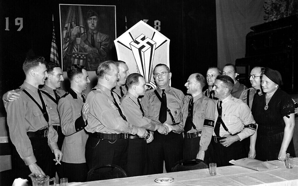 Fritz Kuhn, au centre, visage tourné vers l’objectif, est félicité par ses collègues du Bund germano-américain à New York le 4 septembre 1938. (Crédit : AP Photo)
