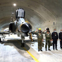 Des pilotes posent avec un avion dans une nouvelle base souterraine de l'armée de l'air iranienne sur cette photo publiée le 7 février 2023. (Crédit : armée iranienne)