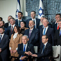 Le président Isaac Herzog et le Premier ministre Benjamin Netanyahu posant pour une photo de groupe du nouveau gouvernement à la résidence présidentielle, à Jérusalem, le 29 décembre 2022. (Crédit : Yonatan Sindel/Flash90)