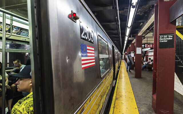 Illustration : Des passagers dans une station de métro de New York. (Crédit : J2R via iStock par Getty Images)