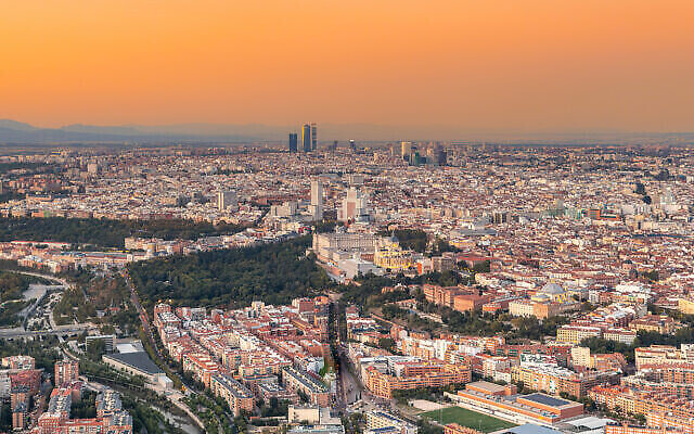 Vue aérienne de la capitale espagnole, Madrid, au coucher du soleil, en avril 2022. (Crédit : Mario Montero Arroyo via iStock par Getty Images)