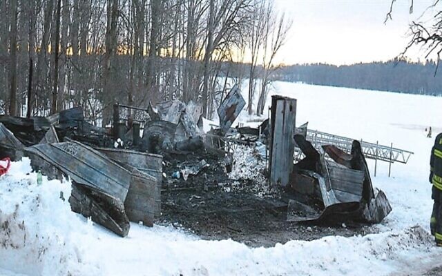 Les enquêteurs sur les lieux d'un incendie dans un camp de la Bnai B'rith dans la région de Pontiac, au Québec, le 12 février 2023. (Autorisation : Collines-de-l’Outaouais via JTA)