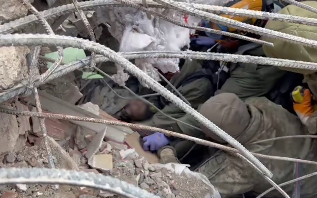 Des sauveteurs de Tsahal et de Turquie extraient un garçon d'une dizaine d'années des décombres, cent heures après le tremblement de terre qui a frappé la Turquie, le 10 février 2023 (Capture d'écran/ Vidé de l'armée israélienne)