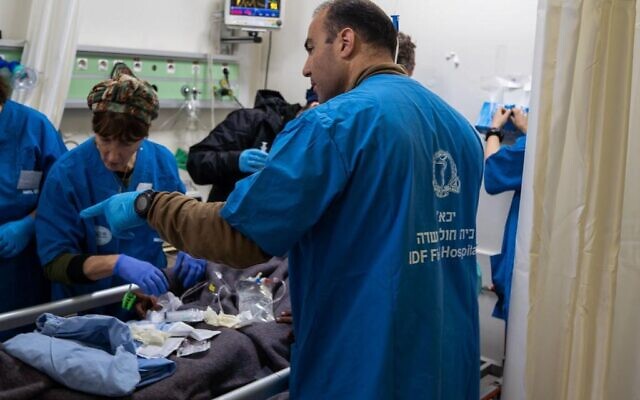 Des médecins de Tsahal soignant des civils turcs blessés dans un hôpital de campagne, près de Kahramanmaraş, le 14 février 2023. (Crédit : Armée israélienne)