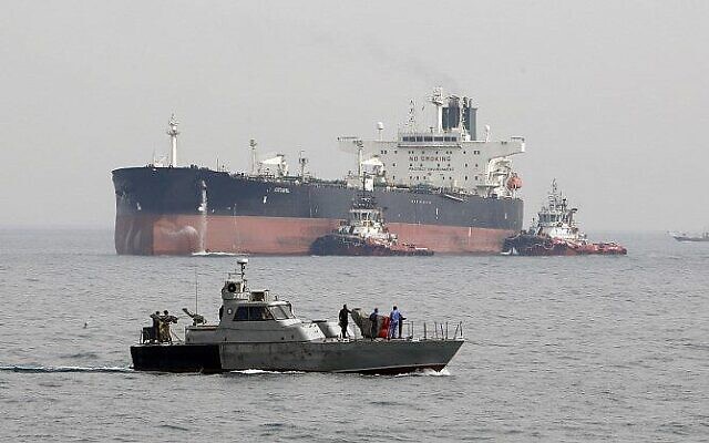 Une vedette militaire iranienne patrouillant dans les eaux alors qu'un pétrolier se prépare à accoster à l'installation pétrolière de l'île de Khark, en Iran, le 12 mars 2017. (Crédit : Atta Kenare/AFP)