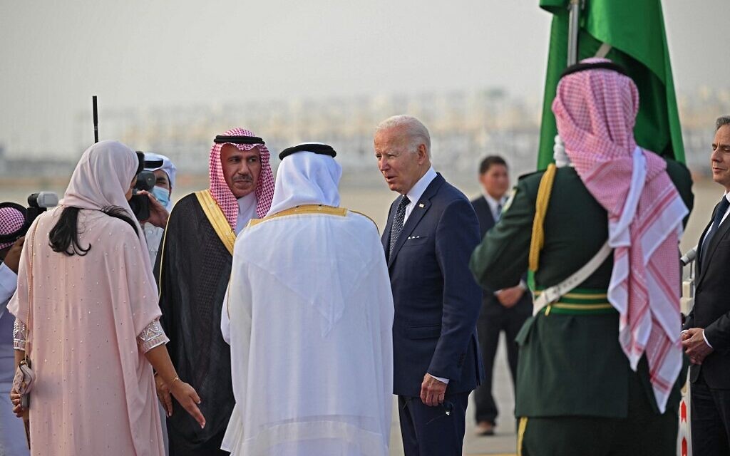 Le président américain Joe Biden accueilli à l'aéroport international du roi Abdulaziz dans la ville côtière saoudienne de Jeddah, à son arrivée d'Israël, le 15 juillet 2022. (Crédit : Mandel Ngan/AFP)