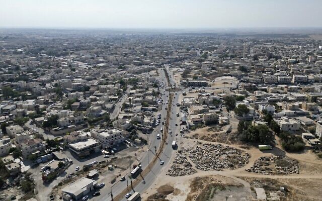 La ville arabo-israélienne de Rahat, dans le sud du désert du Néguev, le 7 octobre 2022. (Crédit : Hazem Bader/AFP)