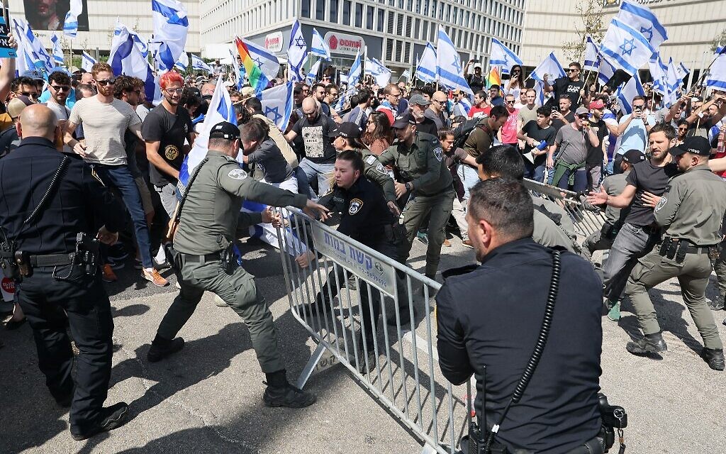 Des manifestants se heurtent aux forces de sécurité lors d'une manifestation contre le projet de loi controversé du gouvernement sur la refonte de la justice, à Tel Aviv, le 1er mars 2023. (Crédit : JACK GUEZ / AFP)