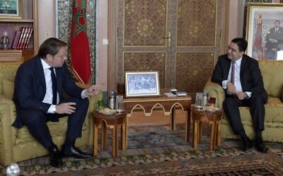 Le ministre marocain des Affaires étrangères Nasser Bourita (d) le commissaire européen chargé de la politique de voisinage et d'élargissement Oliver Varhelyi, rencontré à Rabat le 2 mars 2023. (Crédit : AFP)