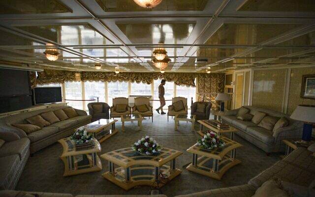 Une salon à l'intérieur du Basrah Breeze, un yacht privé ayant appartenu à l'ancien dictateur irakien Saddam Hussein, aujourd'hui amarré dans la voie navigable du Shatt al-Arab, dans la ville de Bassorah, au sud de l'Irak, le 2 mars 2023. Le navire, qui n'a jamais été utilisé par Saddam Hussein, mesure 82 mètres et s'élève sur quatre étages. Il est équipé de piscines, d'une mosquée et d'un lanceur de missiles. (Crédit : Hussein FALEH / AFP)