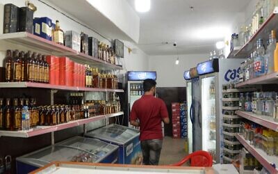 Un Irakien achète de l'alcool dans un magasin de Mossoul, la deuxième plus grande ville d'Irak. (Crédit :  Zaid AL-OBEIDI / AFP)