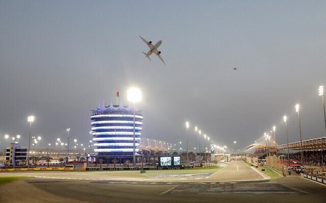 Un Boeing 787-9 Dreamliner de Gulf Air survole le circuit avant le Grand Prix de Formule 1 de Bahreïn, le 5 mars 2023. (Crédit : Giuseppe Cacace/AFP)