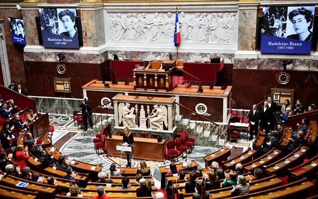 L'actrice française Sandrine Bonnaire prononce un discours lors d'une cérémonie d'hommage à feu la députée et résistante française Madeleine Braun (1907-1980) dans le cadre de la Journée internationale de la femme à l'Assemblée nationale à Paris, le 8 mars 2023. (Crédit : JULIEN DE ROSA / AFP)