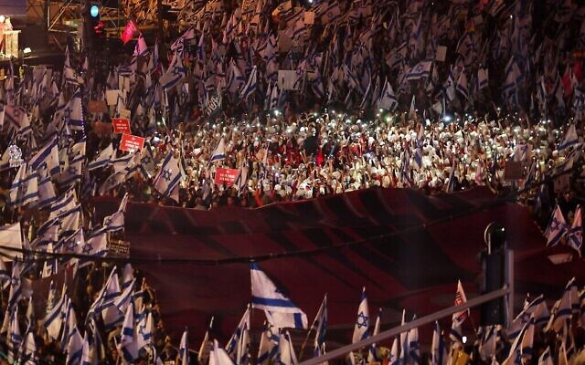 Des manifestants participant à un rassemblement contre le projet de loi largement controversé du gouvernement sur la réforme du système judiciaire, à Tel Aviv, le 11 mars 2023. (Crédit : Jack Guez/AFP)