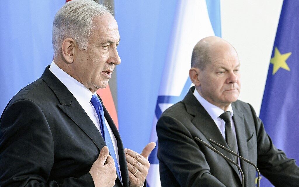 Le chancelier allemand Olaf Scholz, à droite, et le Premier ministre israélien Benjamin Netanyahu donnant une conférence de presse conjointe à l'issue des entretiens à la Chancellerie, à Berlin, le 16 mars 2023. (Crédit : Tobias Schwarz/AFP)