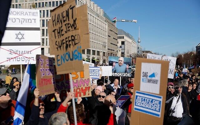 Des manifestants protestant devant la porte de Brandebourg contre la politique du Premier ministre Benjamin Netanyahu, en visite pour rencontrer les dirigeants du pays, à Berlin, le 16 mars 2023. (Crédit : Odd Andersen/AFP)