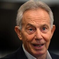 L'ancien premier ministre britannique Tony Blair s'exprime lors d'une interview dans le centre de Londres le 17 mars 2023. (crédit : Daniel Leal/AFP)