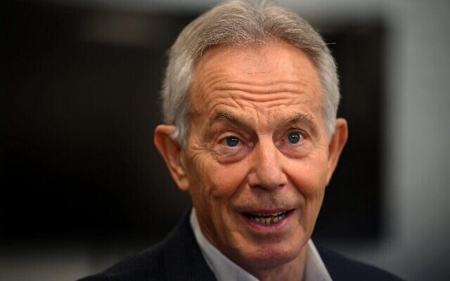 L'ancien premier ministre britannique Tony Blair s'exprime lors d'une interview dans le centre de Londres le 17 mars 2023. (crédit : Daniel Leal/AFP)