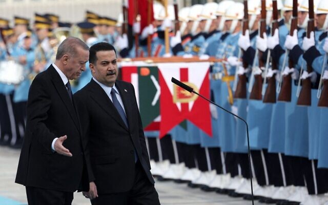 Le président turc Recep Tayyip Erdogan (G) accueille le Premier ministre irakien Mohammed Shia' Al Sudani (D) lors d'une cérémonie officielle au complexe présidentiel d'Ankara, le 21 mars 2023. (Crédit : Adem ALTAN / AFP)