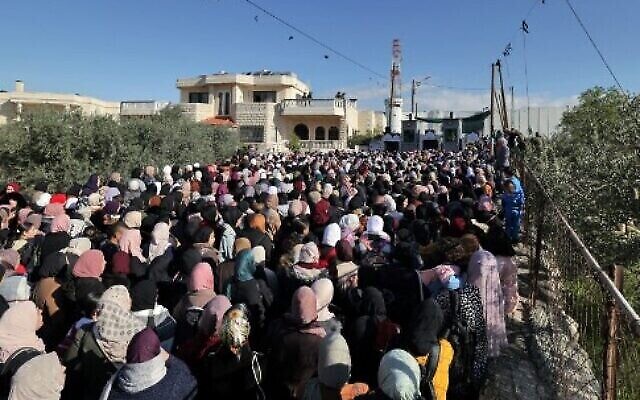 Des musulmans palestiniens se dirigent vers la mosquée Al-Aqsa de Jérusalem, sur le Mont du Temple, pour assister à la prière du deuxième vendredi midi du Ramadan, attendant de passer un poste de contrôle dans la ville de Bethléem en Cisjordanie, le 31 mars 2023. (Crédit : Hazem Bader/AFP)