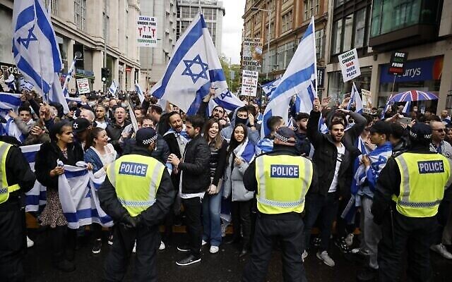 La police contient les manifestants rassemblés en solidarité avec Israël devant l’ambassade d’Israël, dans le centre de Londres, le 23 mai 2021. (Crédit : Tolga Akmen/AFP)