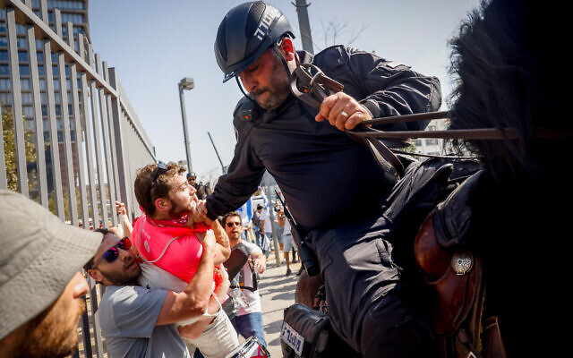  Des policiers à cheval s'opposant à des manifestants qui protestent contre le projet de réforme du système judiciaire du gouvernement, à Tel Aviv, le 1er mars 2023. (Crédit : Erik Marmor/Flash90)