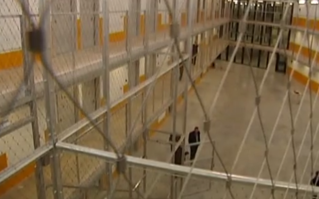 Une photo illustrative d'une prison. (Crédit : Capture d'écran/YouTube)