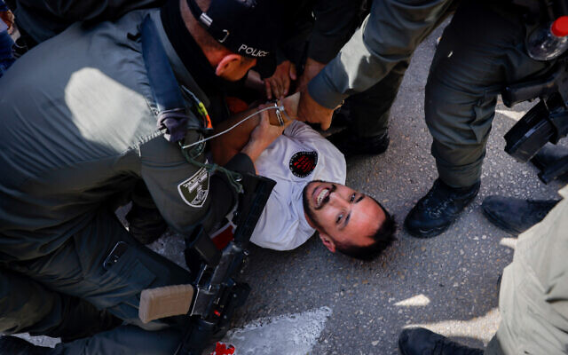 Des Israéliens affrontent la police lors d'une manifestation contre la refonte du système judiciaire prévue par le gouvernement israélien, à Tel Aviv, le 1er mars 2023. (Crédit : Erik Marmor/Flash90)