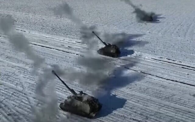 Capture d'écran d'une vidéo non datée d'un tir d'artillerie russe. (Crédit : Capture d'écran/YouTube ; utilisée conformément à l'article 27a de la loi sur les droits d'auteur)