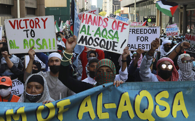 Des Sud-Africains protestent contre les actions israéliennes à Gaza, devant le parlement au Cap, en Afrique du Sud, le 12 mai 2021. (Crédit : Nardus Engelbrecht AP Photo/)