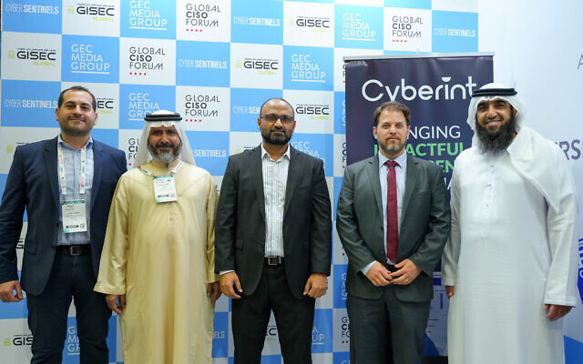 Le PDG de Cyberint (deuxième à partir de la droite) et Ayman A AlShehi, vice-président de la cybersécurité d'Etisalat by e& (à droite), lors de la conférence mondiale sur la cybersécurité organisée par GISEC à Dubaï, le 14 mars 2023. (Crédit : Autorisation/GEC Media Group)