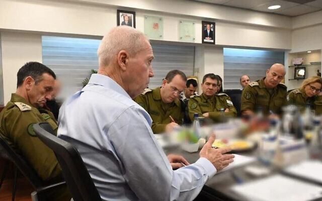Le ministre de la Défense Yoav Gallant tient une réunion de sécurité avec des responsables de la Défense, le 28 janvier 2023. (Crédit : Ariel Hermoni/Ministère de la Défense)