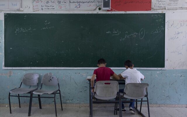 Deux étudiants palestiniens passent un examen final le dernier jour de l'année scolaire, à l'école des garçons de l'UNRWA à Hébron, en Cisjordanie, le 26 mai 2019. (Crédit : Nasser Nasser/AP)