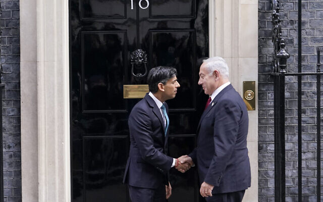 Le Premier ministre britannique Rishi Sunak, à gauche, accueillant le Premier ministre Benjamin Netanyahu à Downing Street, à Londres, le 24 mars 2023. (Crédit : Alberto Pezzali/AP)