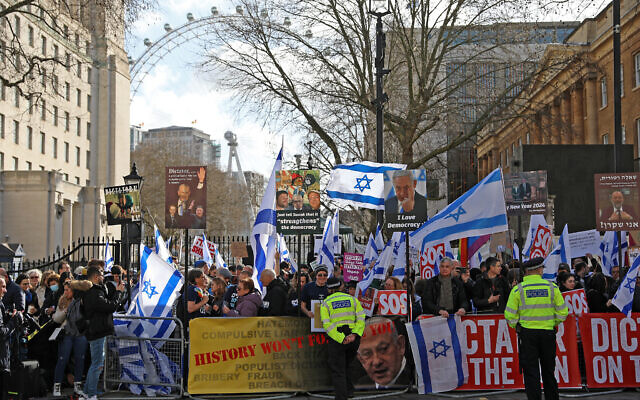 Des manifestants protestent sur Whitehall, avant une visite du Premier ministre Benjamin Netanyahu pour rencontrer le Premier ministre britannique Rishi Sunak à Downing Street dans le centre de Londres, le 24 mars 2023. (Crédit : ISABEL INFANTES/AFP)