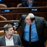 Le député Simcha Rotman (à droite), président de la commission Constitution, Droit et Justice de la Knesset et le ministre des Finances Bezalel Smotrich vus au plénum de la Knesset, à Jérusalem, le 27 mars 2023. (Crédit : Yonatan Sindel/Flash90)