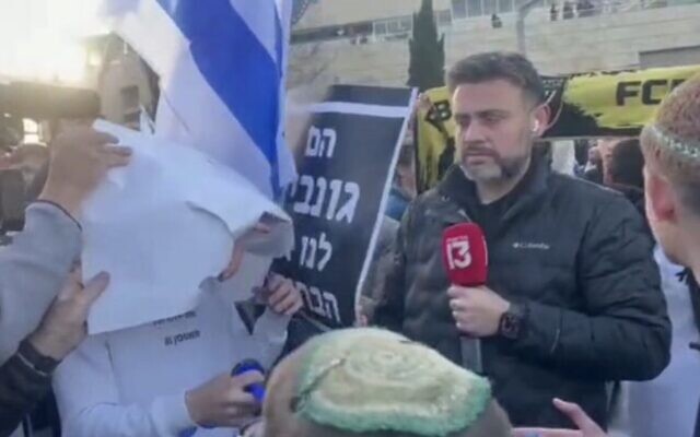 Capture d'écran de la vidéo du journaliste de la Treizième chaîne Yossi Eli entouré de partisans pro-gouvernementaux, mars 2023. (Crédit : Twitter. Utilisé conformément à la clause 27a de la loi sur les droits d'auteur)