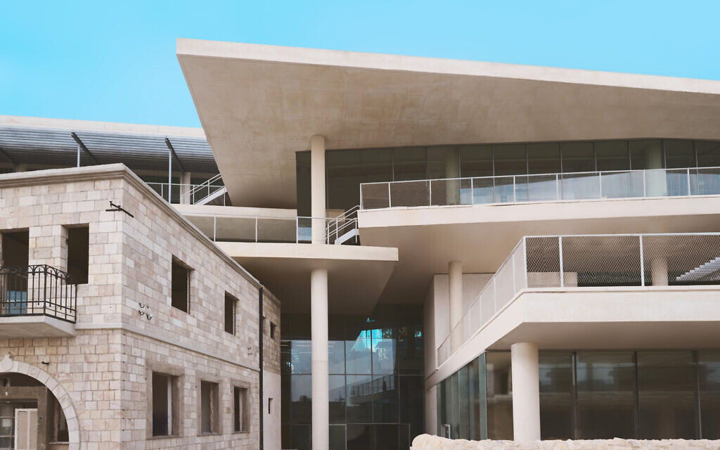 L’entrée à l’arrière du nouveau campus de l'École des beaux-arts Bezalel, à Jérusalem, en janvier 2023. (Crédit : Dor Kedmi)