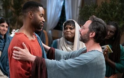 Jésus (Jay Ellis) et Judas (Nick Kroll) dans une scène du sketch "Curb Your Judaism" dans la "Folle histoire du monde II". (Crédit : Hulu via JTA)