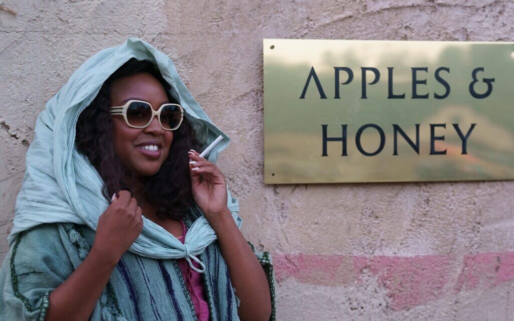  Une fan des apôtres (Quinta Brunson) se tenant à l'extérieur des studios Apples and Honey dans la "Folle histoire du monde II". (Crédit : Hulu via JTA)