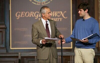 David Strathairn (à gauche) dans une mise en scène de l’université de Georgetown de 'Remember This : Walking With Jan Karski.' (Rafael Suanes/Georgetown Univ.)