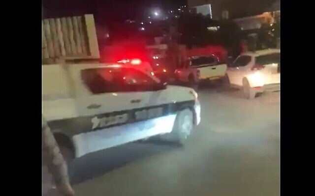 La police arrivant sur les lieux où Bayan Nassar Abbas, 29 ans, a été abattue dans le village de Kafr Kanna, dans le nord du pays, le 12 mars 2023. (Crédit : Capture d'écran vidéo)