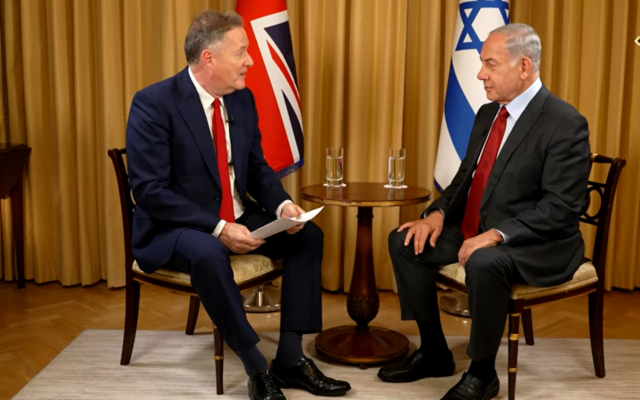 Le journaliste britannique Piers Morgan, à gauche, interviewant le Premier ministre Benjamin Netanyahu à Londres, le 25 mars 2023. (Crédit : Capture d'écran YouTube : utilisée conformément à l'article 27a de la loi sur les droits d'auteur)