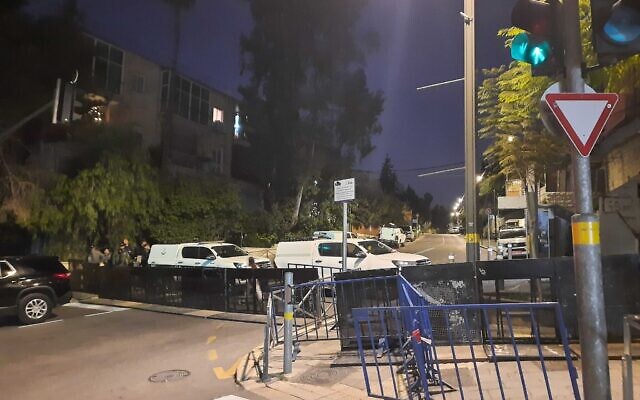 Des barricades installées par la police pour empêcher les manifestants d'atteindre le domicile du Premier ministre Benjamin Netanyahu, à Jérusalem, le 1er mars 2023 (Crédit : Amy Spiro/Times of Israel).